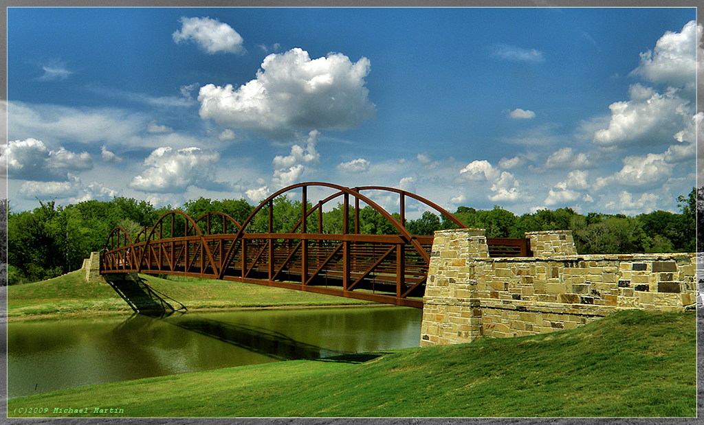 Cypress Bridgeland 湖畔步行桥